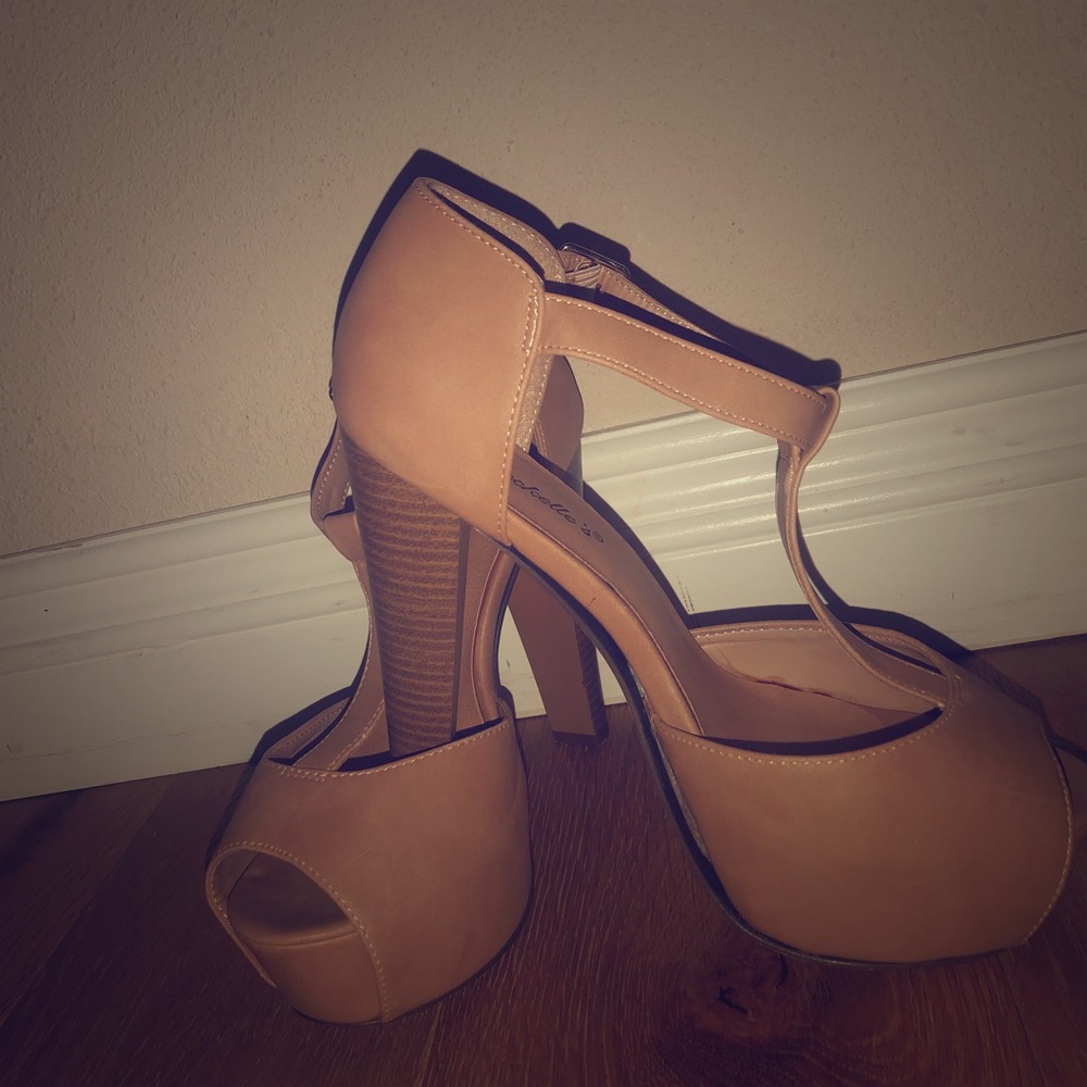 Breckelles Beige heels